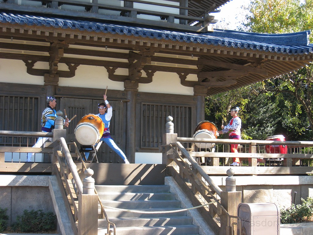 Disney 2010 D3 0790.jpg - January 9-11, 2010 Disney World Florida. Monday, up and ready to roll, took shuttle to Epcot. Caught a couple shows and took a lot of pictures. Finally had to call it a day to get to our plane to go home.